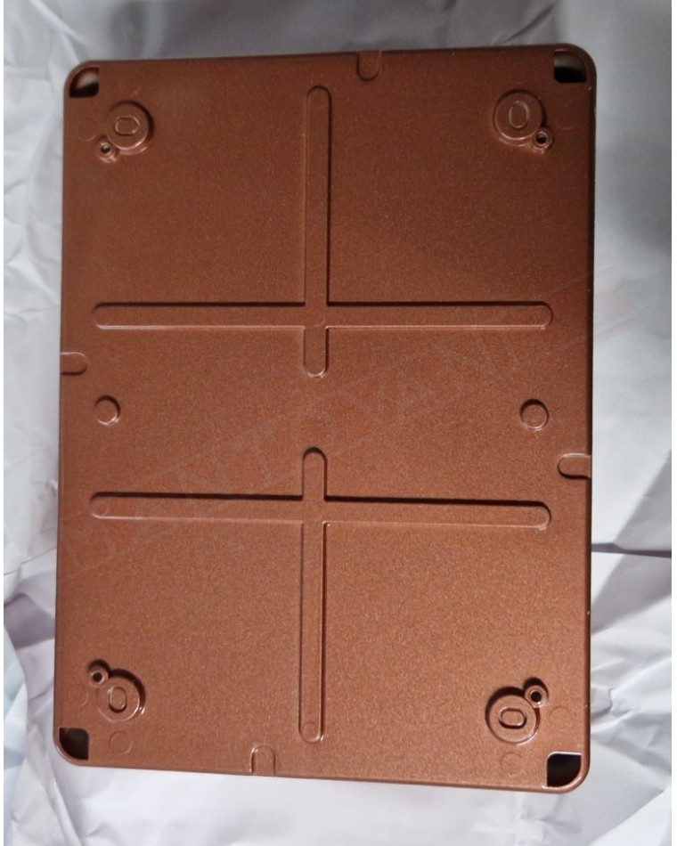 Scatola ip 56 con viti senza pressacavi mm 190x140 mm viene utilizzata una scatola grigia e viene verniciata rame