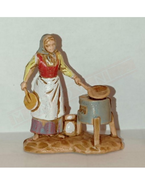 Donna che cucina con padelle statuina 3.5CM per presepe collezione Martino Landi