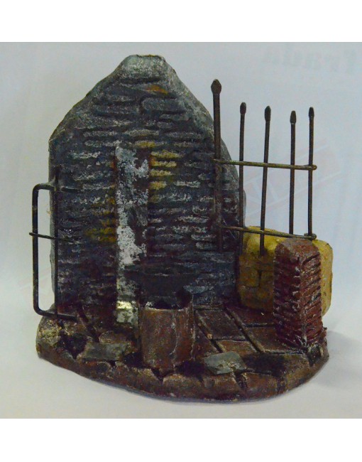 Melu' scena fabbro con incudine muro e cancello per presepe con statuine da cm 8 10 12 misure L13 H12,5 P8