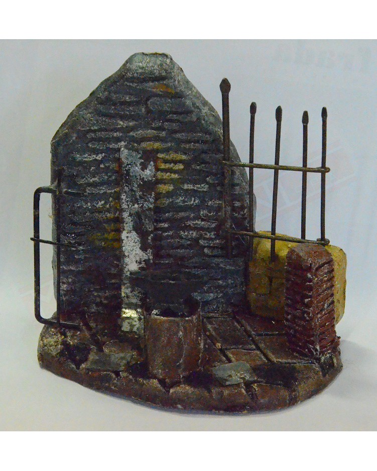 Melu' scena fabbro con incudine muro e cancello per presepe con statuine da cm 8 10 12 misure L13 H12,5 P8