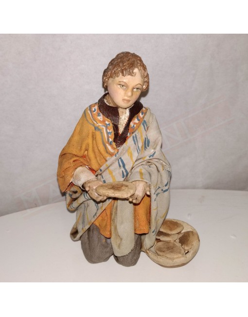 Angela Tripi bimbo in ginocchio che offre pane. Statuina da collezione per presepe cm 18.