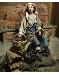 Donna seduta con ceste capolavoro di Angela Tripi