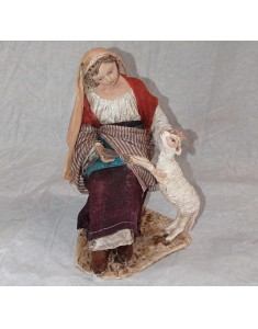 Donna seduta con piattino e agnello su due zanpe capolavoro di Angela Tripi